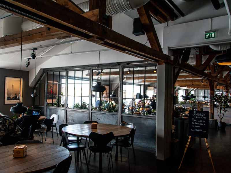 Salle du restaurant du musée Fotografiska à Stockholm