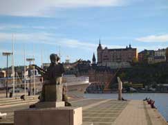Statue d'Evert Taube sur la place pavée Evert Taubes terrass, île de Riddarholmen, Stockholm