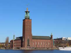 Hôtel de ville de Stockholm (Stockholms stadshus) vu depuis l'Evert Taubes Terrass sur l'île de Riddarholmen