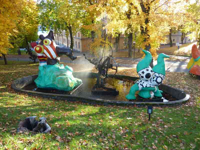 Sculptures de Niki de Saint Phalle devant le Moderna Museet, Skeppsholmen