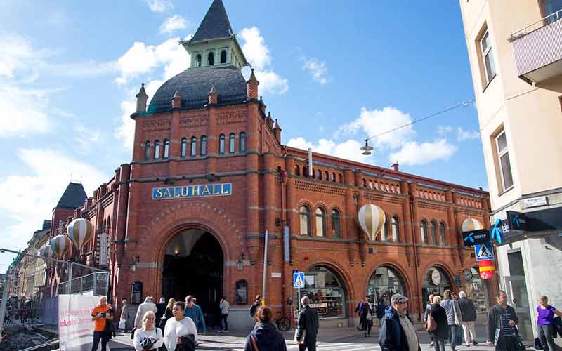 bâtiment en briques rouges du saluhall dans le quartier d'Östermalm à Stockholm