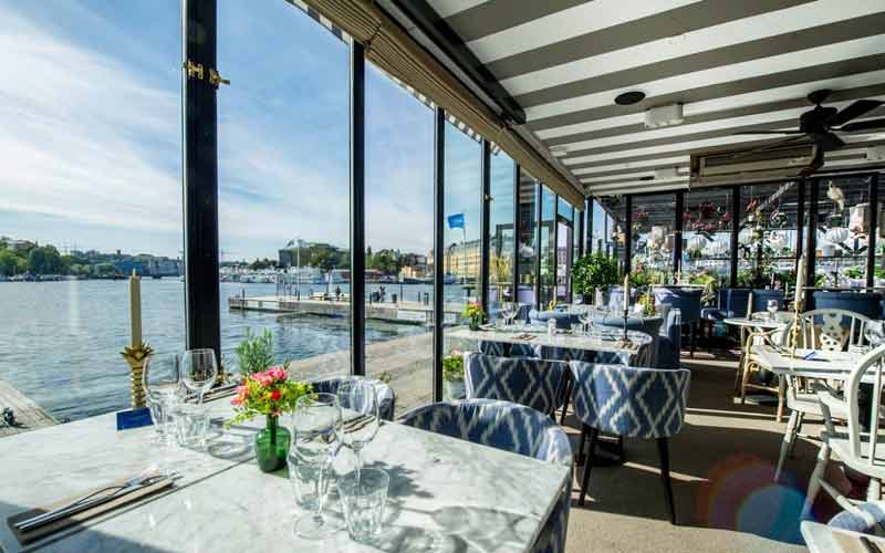 Salle du restaurant Glashuset avec vue sur l'eau