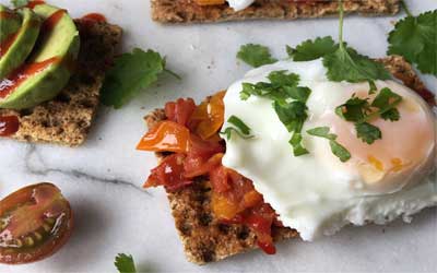 Petit-déjeuner suédois avec un oeuf, du pain croquant et des concombres