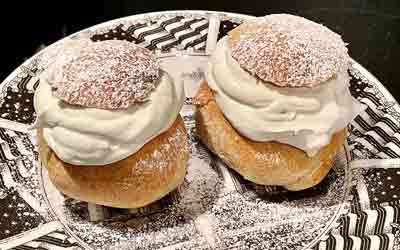 Semlor (brioches fourrées à la pâte d’amande et à la crème à la vanille)