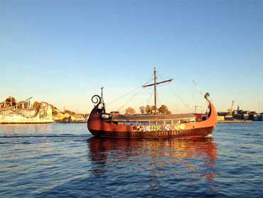 bateau viking (drakkar) avec vue sur le parc d'attractions Gröna Lund