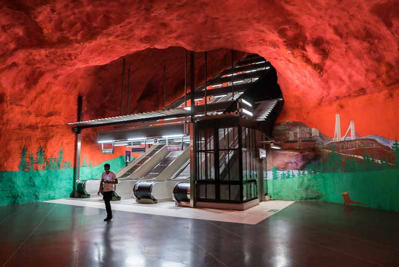 Murs rouges de la station de métro Solna Centrum