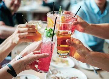 Personnes qui trinquent dans un bar à Stockholm