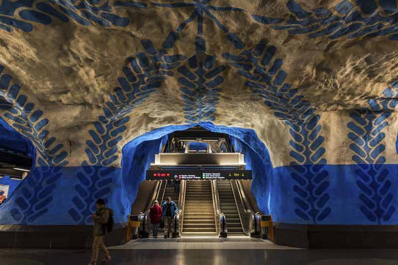 Station T-Centralen aux murs bleus et blancs