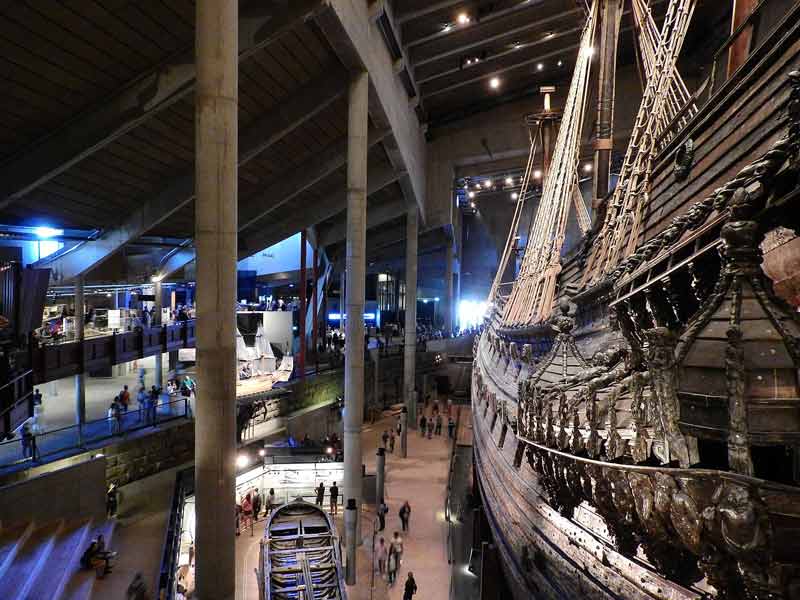 Intérieur du musée Vasa à Stockholm avec vue sur le bateau Vasa et sur les différents étages du musée