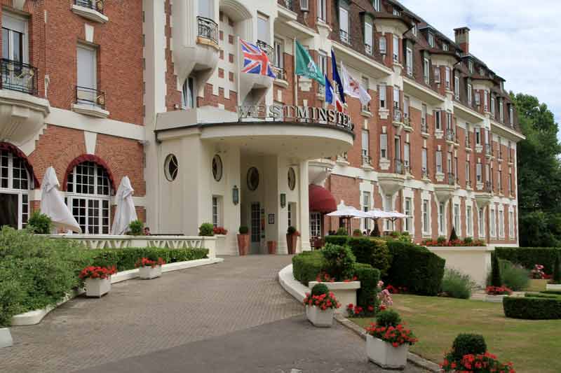 Façade et entrée de l’hôtel Westminster au Touquet-Paris-Plage, établissement emblématique de style art déco