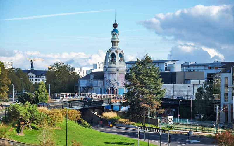 Photo du lieu unique et de la tour LU depuis le quai de Malakoff à Nantes