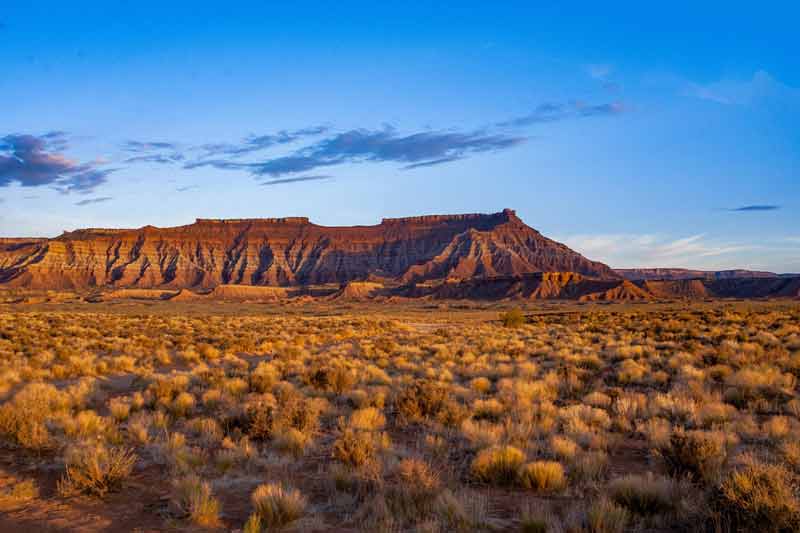 Paysage désertique du parc national des Badlands (Dakota du Sud), au coucher du soleil
