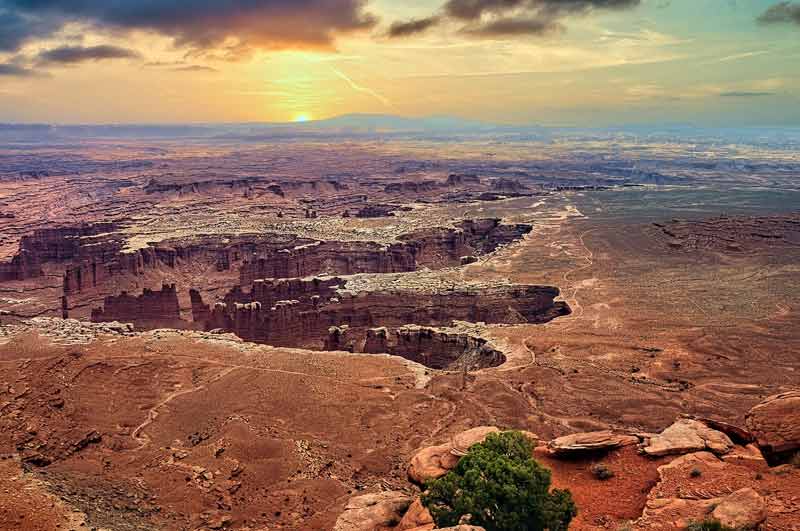 Vue panoramique sur les canyons du parc national de Canyonlands dans l’Utah au lever du soleil