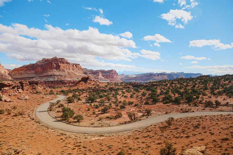 Route sinueuse traversant les paysages arides et rocheux du parc national de Capitol Reef dans l’Utah