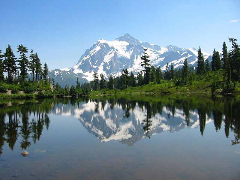 Reflet du Mont Shuksan dans les eaux calmes du Picture Lake, par une journée ensoleillée