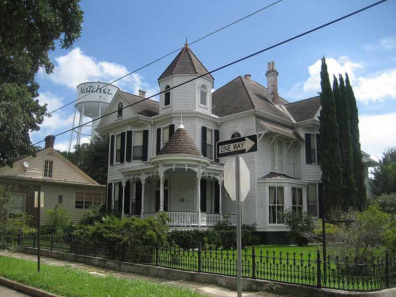 Maison victorienne à Natchez, Mississippi, avec château d'eau en arrière-plan