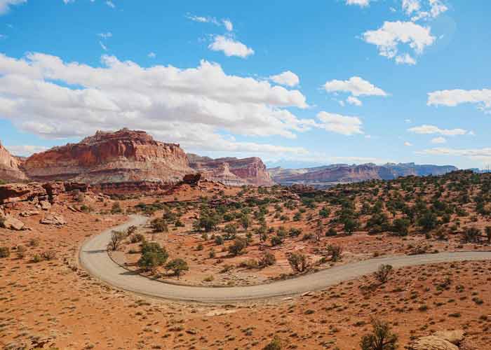 Route sinueuse traversant les paysages arides et rocheux du parc national de Capitol Reef dans l’Utah