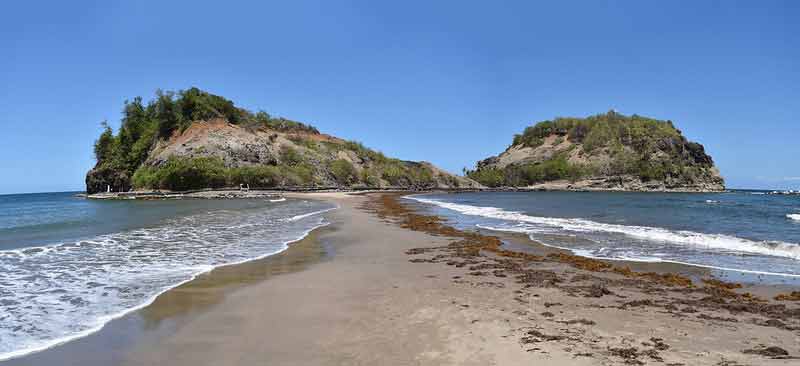 Traversée du tombolo de Sainte-Marie reliant la plage à l’îlet Sainte-Marie en Martinique