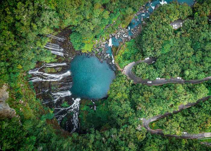 Vue aérienne de la cascade Langevin, aussi appelée cascade de Grand Galet, dans le sud verdoyant de La Réunion