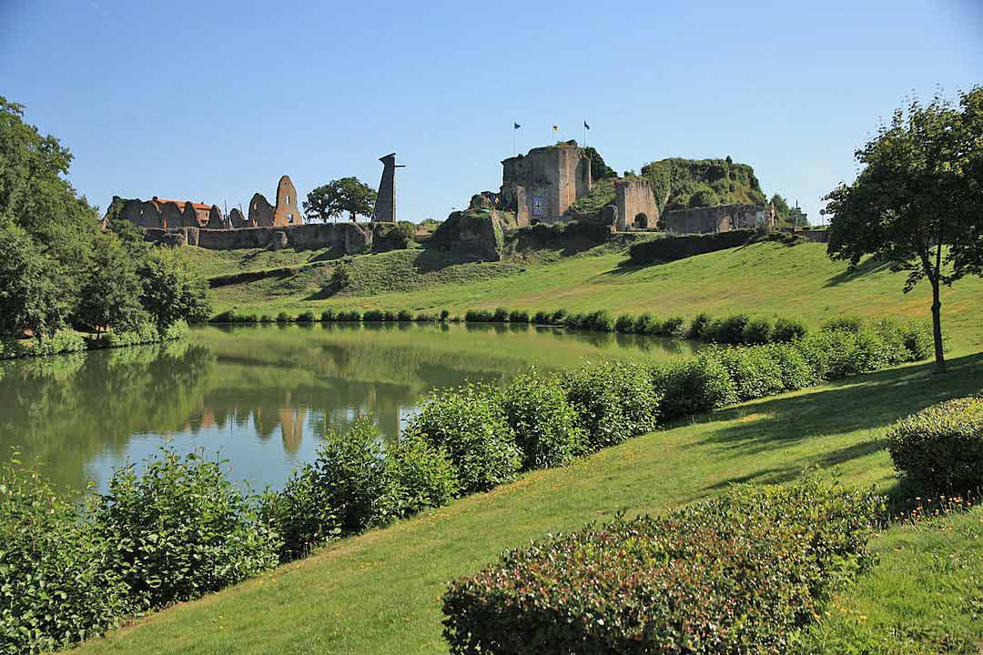 Château de Tiffauges vu depuis l'étang situé juste en dessous, Vendée, France