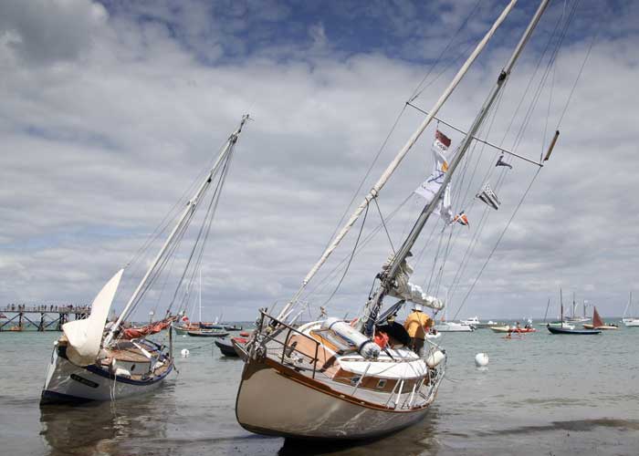 Voiliers �chou�s � mar�e basse devant l�estacade de la plage des Dames, Bois de la Chaise, �le de Noirmoutier