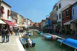 Barques le long du canal de Burano, lagune de Venise