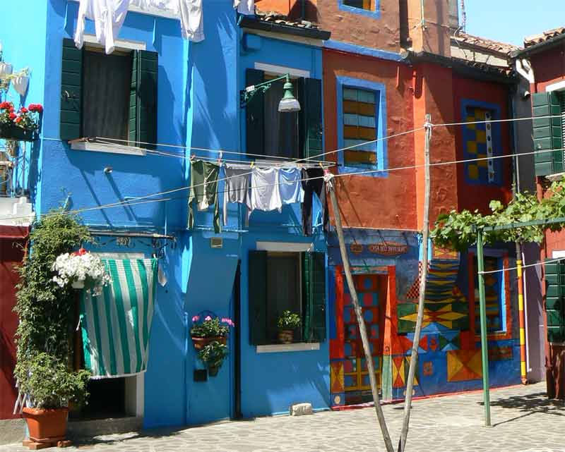 Façade géométrique et colorée de la Casa di Bepi Suà à Burano : décor psychédélique par Giuseppe Toselli