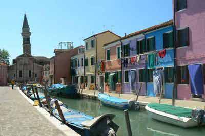 San Martino, église catholique située à Burano, île située au nord de la lagune de Venise en Italie