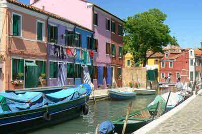 Maisons de toutes les couleurs à Burano et linge qui sèche aux fenêtres