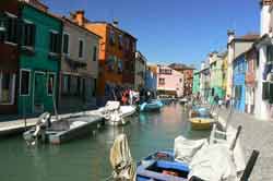 Maisons colorées à Burano de part et d'autre du canal, lagune vénitienne, Italie