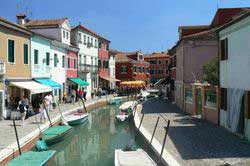 Artisans sur la promenade Fondamenta San Mauro sur l'île de Burano, lagune de Venise