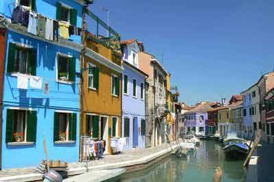 Burano et ses petites maisons de pêcheurs peintes de couleurs vives