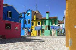 Maisons bleu, jaune, verte, rouge de Burano en Italie (lagune de Venise) et linge qui sèche dans la rue