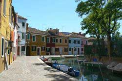 Maisons de toutes les couleurs le long du canal à Burano (Italie)