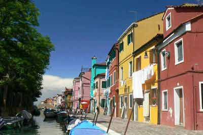 Maisons colorées à Burano le long du canal