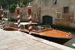 Bâteau à moteur en bois dans le quartier de Cannaregio, Venise (Italie)