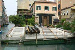 Atelier de réparation de gondoles dans le quartier de Cannaregio, Venise (Italie)