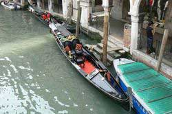 Gondole de luxe noire avec un tapis rouge dans le quartier de Cannaregio, Venise (Italie)