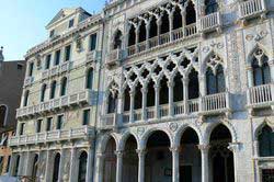 Ca' d'Oro : palais le plus connu du Grand Canal dans le quartier du Cannaregio à Venise.