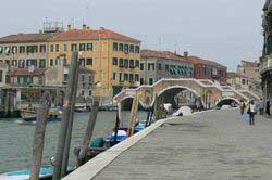 Pont des Trois Arches (Ponte dei Trei Archi) : un des principaux ponts de Venise (quartier du Cannaregio)