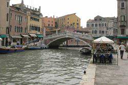 Pont qui enjambe le canal dans le quartier de Cannaregio, Venise (Italie)