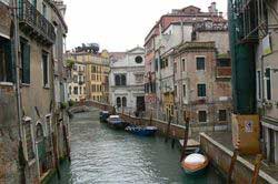 Bateaux amarrés le long du canal dans le quartier du Castello à Venise