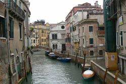 Bateaux amarrés le long du canal dans le quartier du Castello à Venise