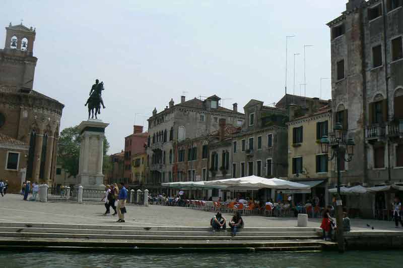 Campo Santi Giovanni e Paolo avec vue sur la statue du Colleone
