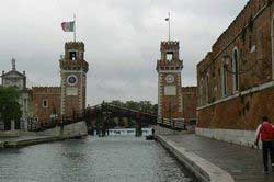 Photo des 2 tours de l'arsenal de Venise avec un pont en bois juste devant
