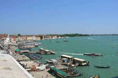 Vue sur le quai degli Schiavoni depuis le palais des Doges à Venise