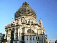 Basilique Santa Maria della Salute (Sainte-Marie-du-Salut) : église de Venise située à l'extrémité sud du Grand Canal