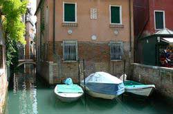 Barques garées devant une maison dans le quartier du Dorsoduro, Venise (Italie)
