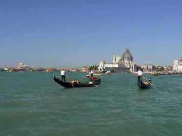 Gondoles sur le Grand Canal avec vue sur la basilique Santa Maria della Salute