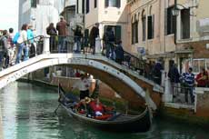 Gondole qui passe sous un pont dans le quartier de Dorsoduro à Venise
